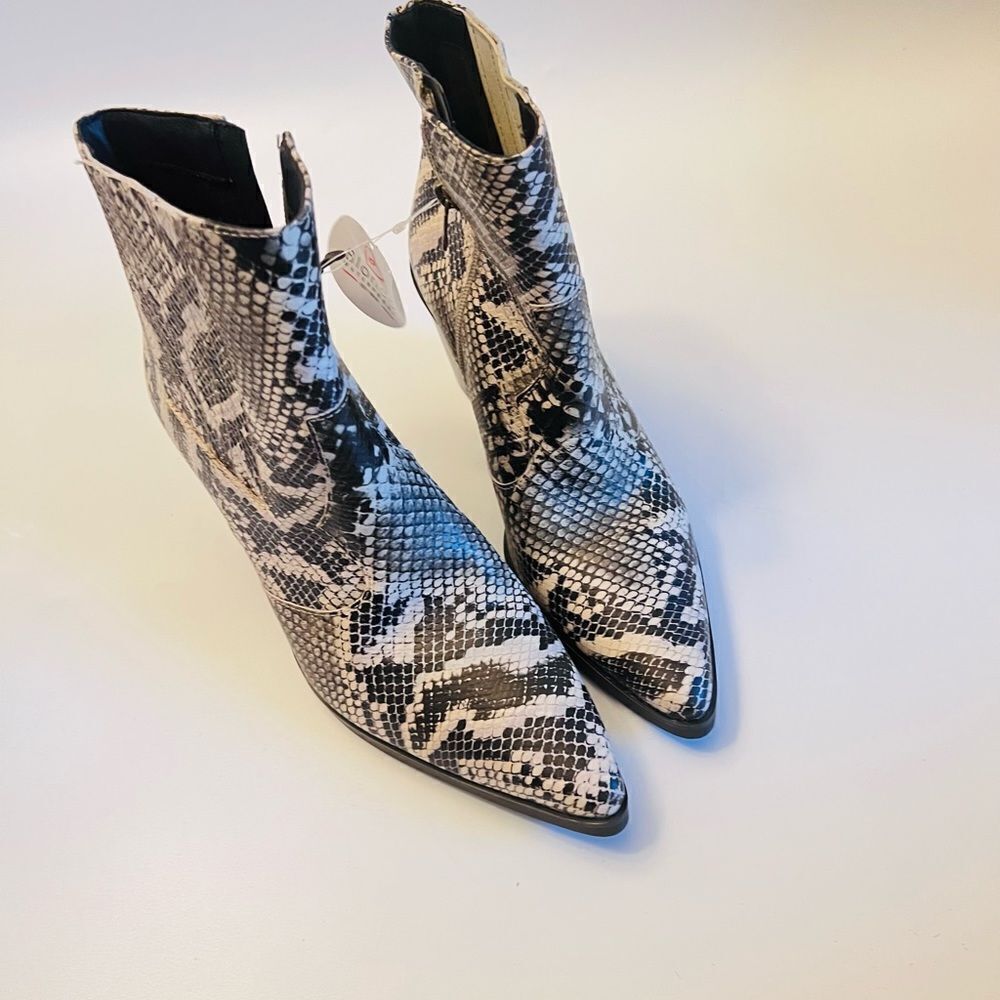 Blondo
Que Leather Waterproof Boots/Booties - Picture 3 of 5